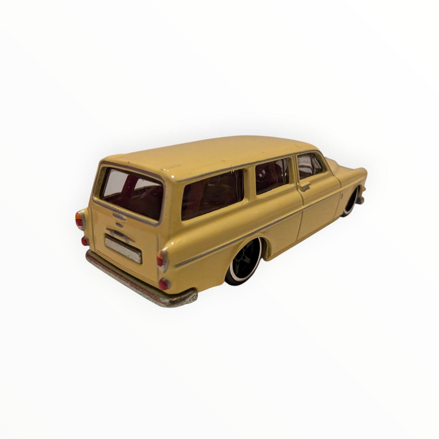 Hot Wheels Premium – Volvo P220 Amazon Estate / Wagon – Gelb – Real Riders – Full Metal Body – lose