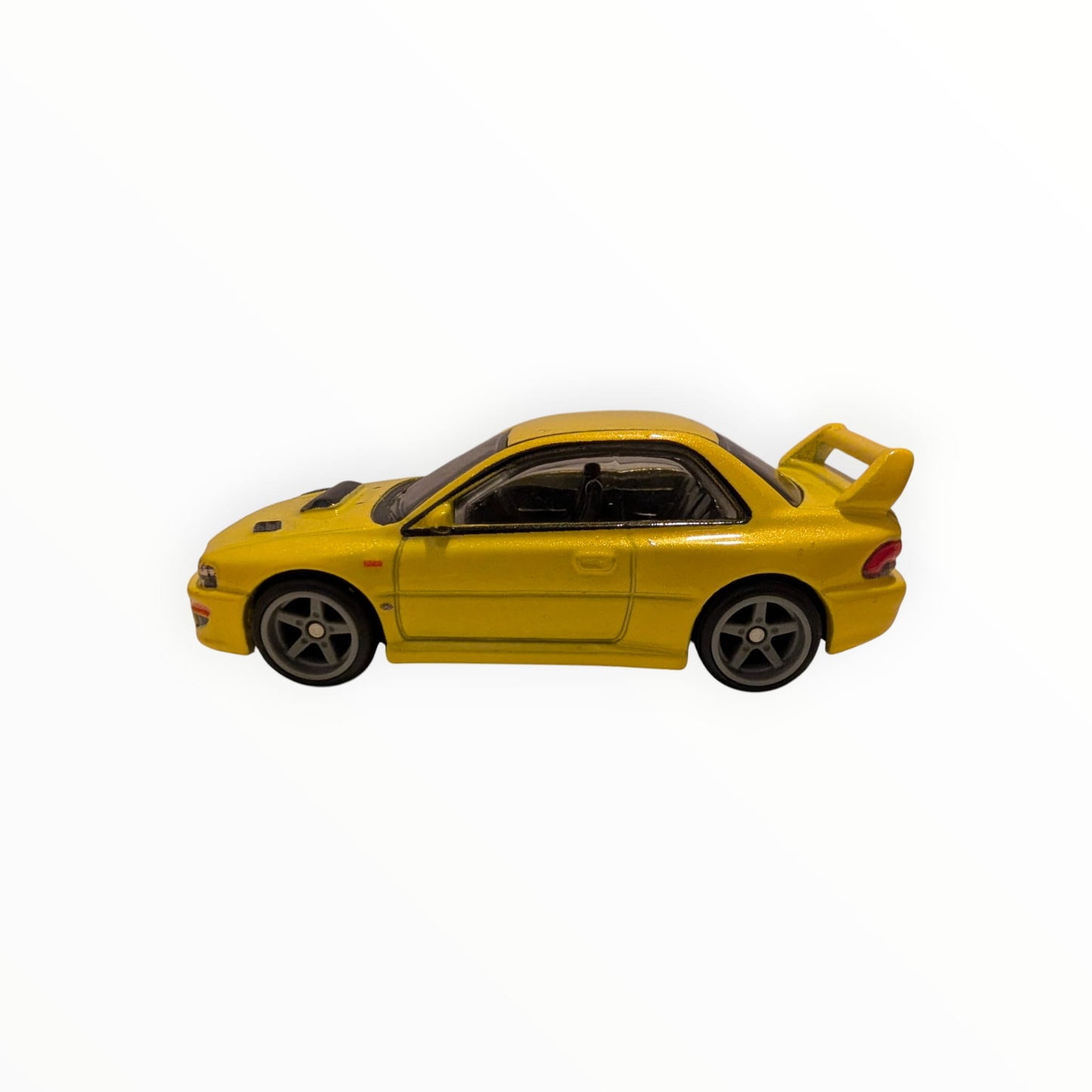 Hot Wheels Premium – `98 Subaru Impreza 22B-STi Version – Gelb – Real Riders – Full Metal Body – lose