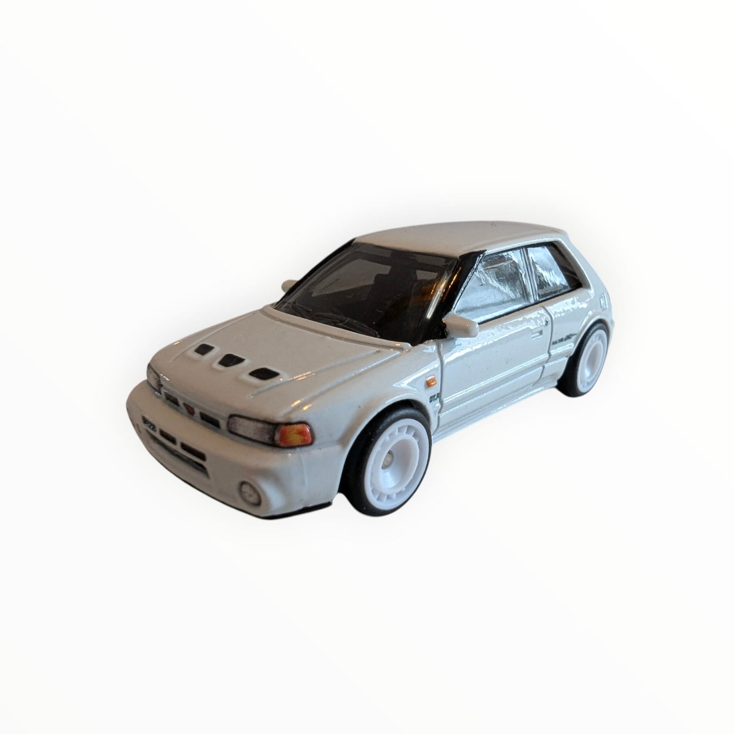 Hot Wheels Premium Boulevard – Mazda 323 GTR – Weiß – Real Riders – Full Metal Body – lose