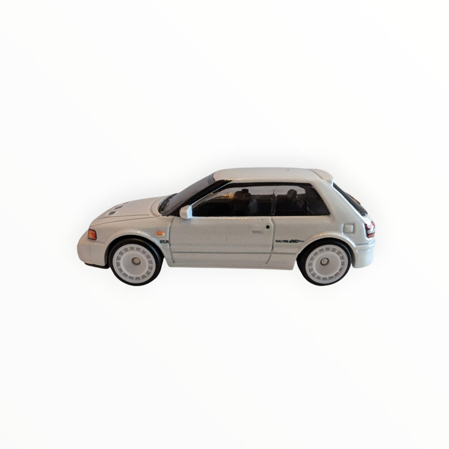 Hot Wheels Premium Boulevard – Mazda 323 GTR – Weiß – Real Riders – Full Metal Body – lose