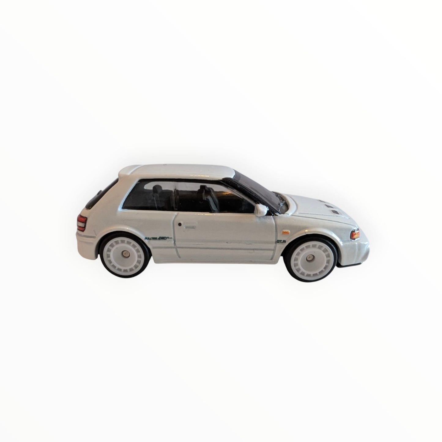 Hot Wheels Premium Boulevard – Mazda 323 GTR – Weiß – Real Riders – Full Metal Body – lose