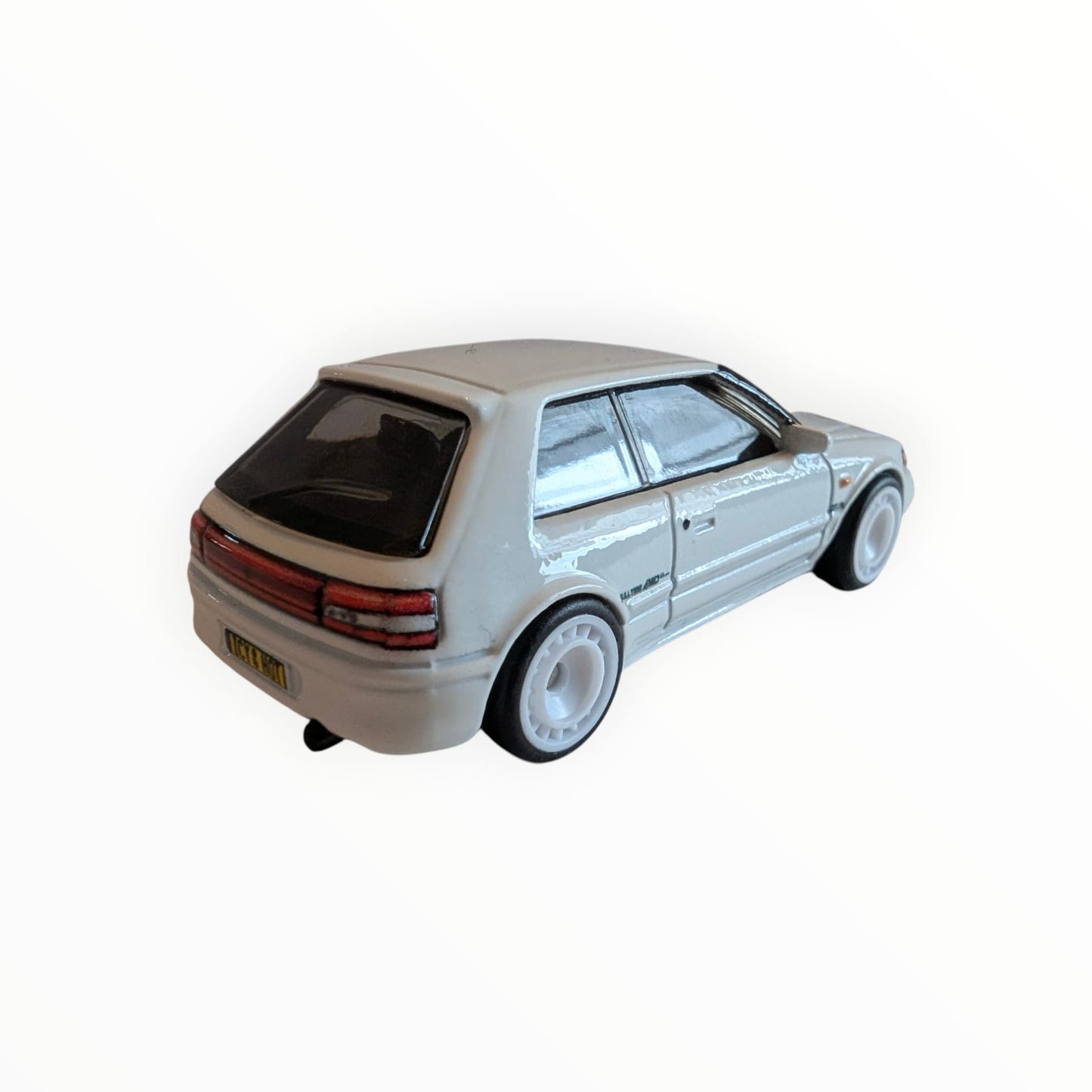 Hot Wheels Premium Boulevard – Mazda 323 GTR – Weiß – Real Riders – Full Metal Body – lose
