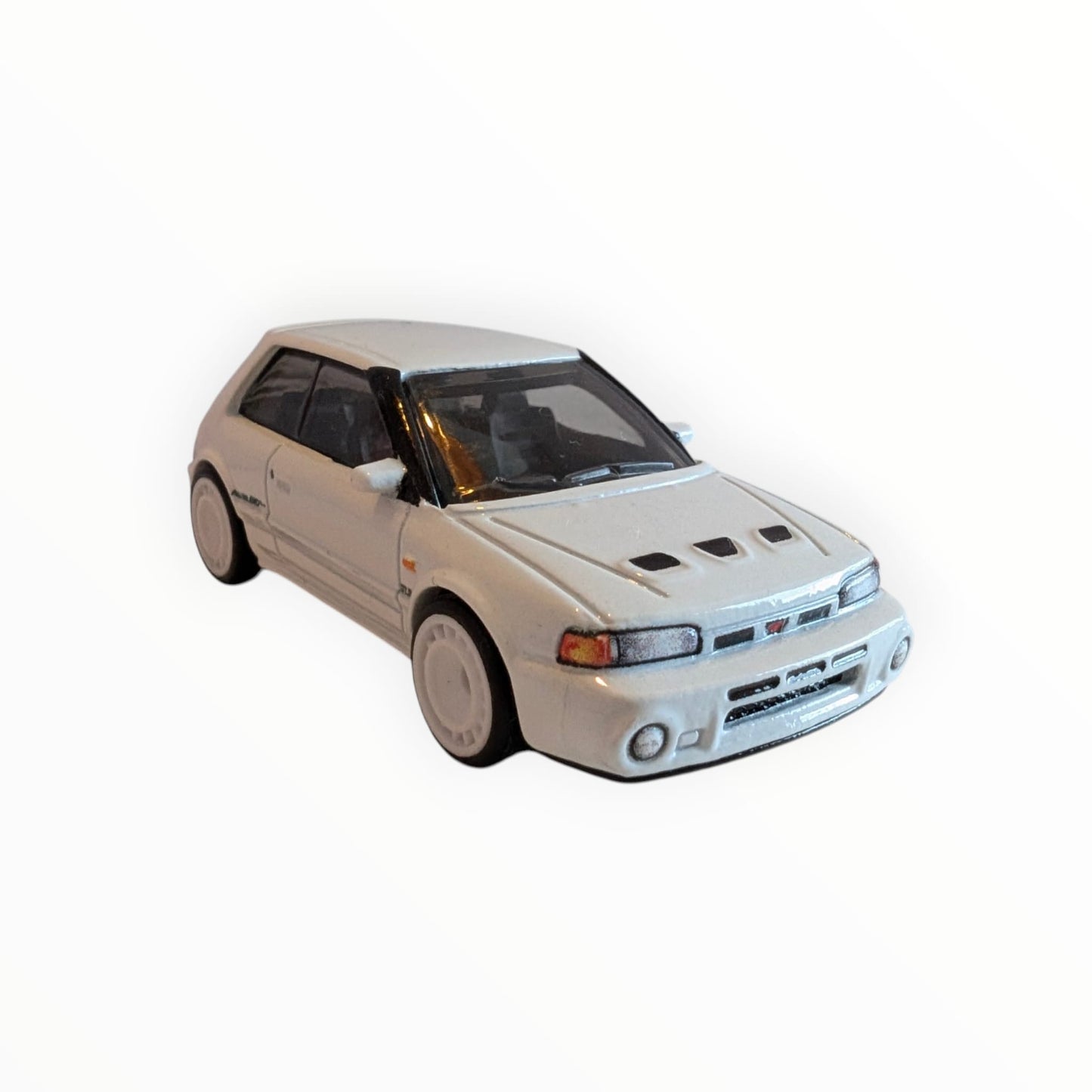 Hot Wheels Premium Boulevard – Mazda 323 GTR – Weiß – Real Riders – Full Metal Body – lose