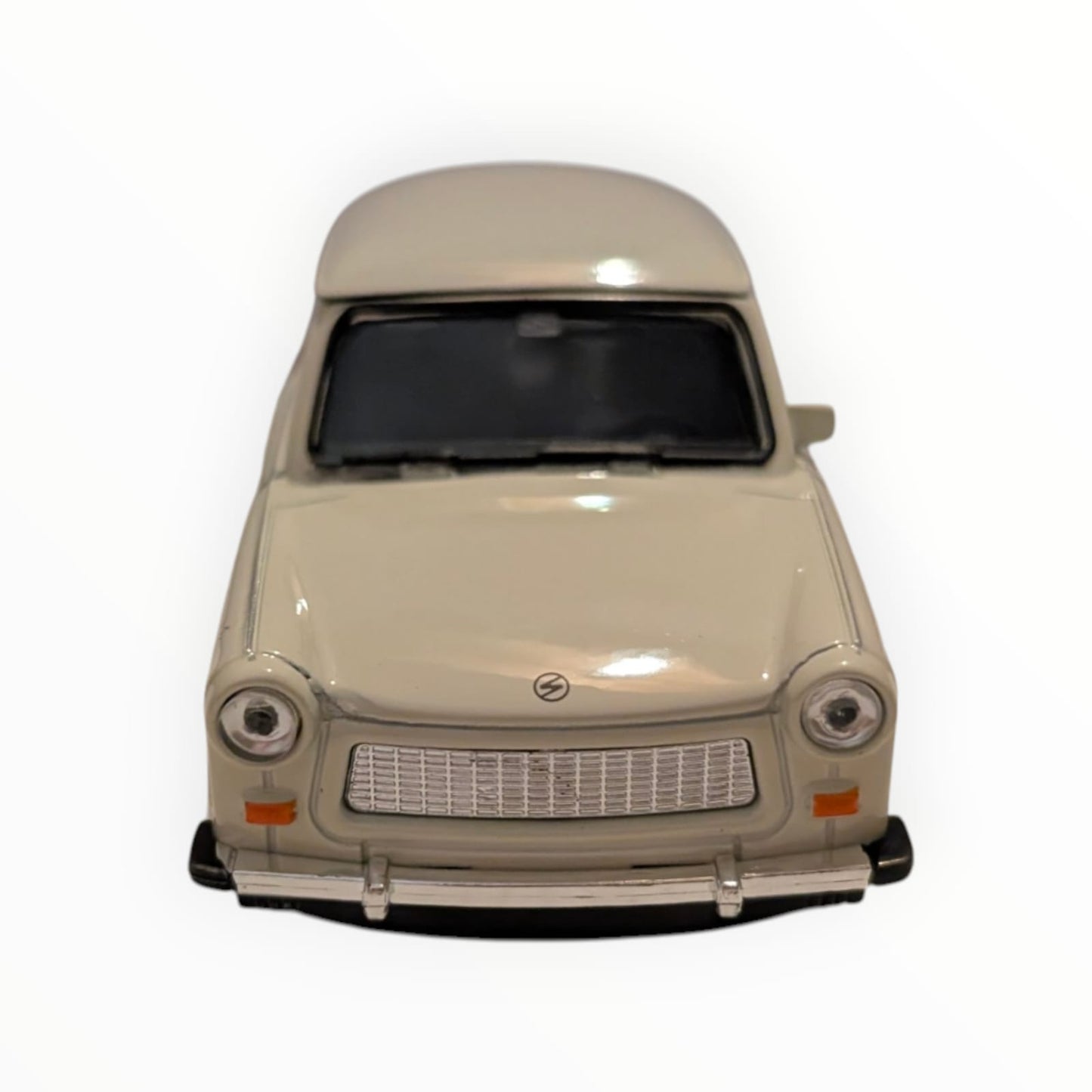 Welly Trabant 601 Limousine im Maßstab 1:43 in beige.