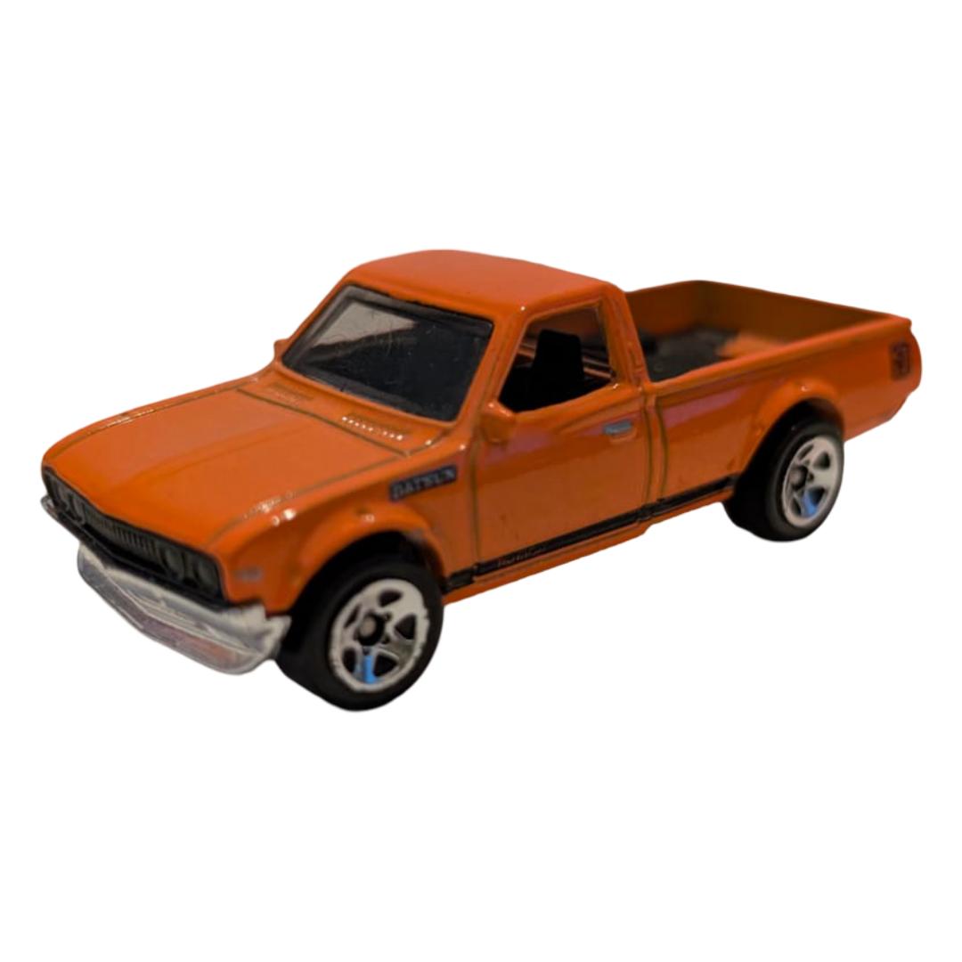 Hot Wheels Datsun 620 Pickup 3er-Set – Orange, Rot & Grün-Metallic – lose