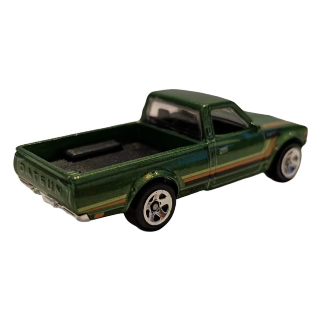 Hot Wheels Datsun 620 Pickup 3er-Set – Orange, Rot & Grün-Metallic – lose